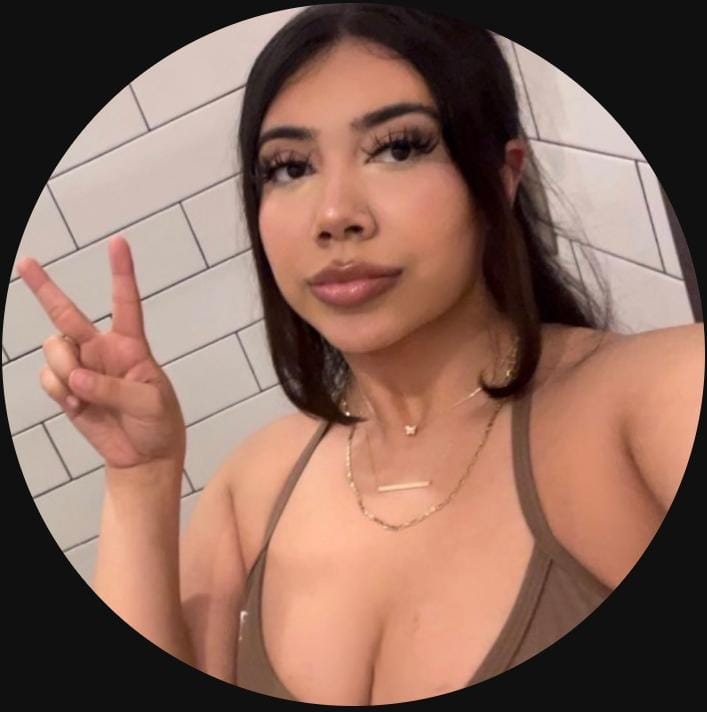 AlexandraBazann- <strong>Compradora de Facebook</strong>